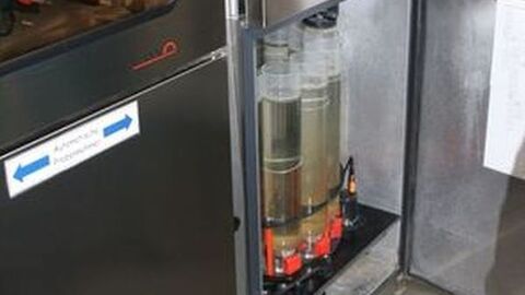 Mit Wasserproben gefüllte Glaszylinder in einem Laborschrank zur Wasseruntersuchung in der Rheingütestation Worms