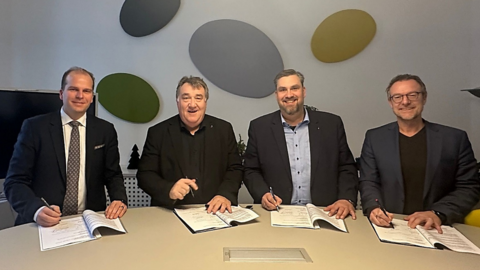 Beigeordneter Dr. Kanzow und Regierungspräsident Weinmeister für die untere und obere Wasserbehörde sowie Bürgermeister Heppe und Rathauschef Eckhardt unterzeichnen eine der ersten öffentlich-rechtlichen Vereinbarungen für die Kommunen Eschwege und Sontra